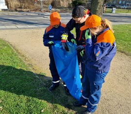Die Jugendlichen sammeln den Müll am Pestalozziplatz