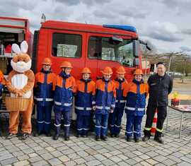 Alle Teilnehmer mit dem Osterhasen vor dem TSF-W der Ortswehr Horno