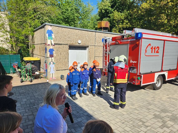 Der Gruppenführer erteilt den Einsatzbefehl.