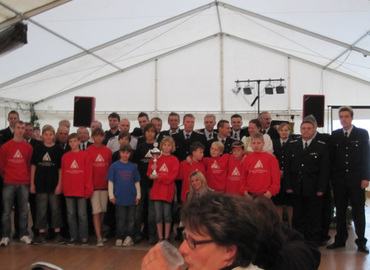 Gruppenbild der Ortsfeuerwehr Bresinchen zu Ihrem 90 Jährigen Jubiläum sowie dem 10-jährigen Bestehen der Jugendfeuerwehr im Ort mit der BB-RADIO Moderatorin Clara Himmel