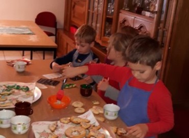 Die Feuerwehrkids beim Plätzchen backen.