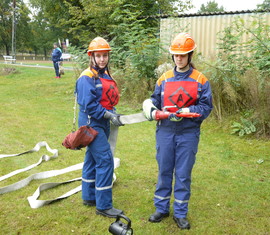 Amelie und Luisa im Angriffstrupp bei der Jugendgruppe Forst (Lausitz)