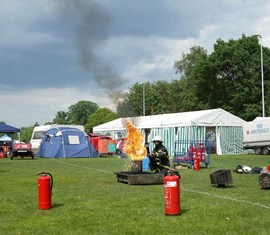 Vorführung Umgang mit dem Handfeuerlöscher - hier eine Fettbrandexplosion