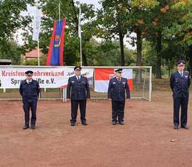 Während der Eröffnung der Abnahme der Leistungsspange v.l. Paul Köhne (Bürgermeister Stadt Drebkau), Thomas Nothnick (Abnahmeberechtigter der Deutschen Jugendfeuerwehr), Jörg Fischer (stellv. Vorsitzender des Kreis­feuerwehr­verbandes Spree-Neiße e.V.), Stefan Grothe (Kreisbrandmeister Spree-Neiße), Stefan Kothe (Kreis­jugend­feuerwehrwart Spree-Neiße)