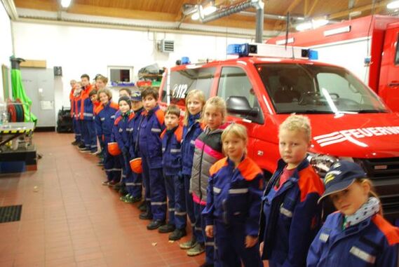 Die Jungen und Mädchen der Jugendfeuerwehren aus Greifenhain und Drebkau.