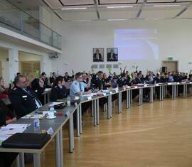 Gespanntes Lauschen der Delegierten zum Bericht des amt. Kreis&shy;jugend&shy;feuerwehrwartes.