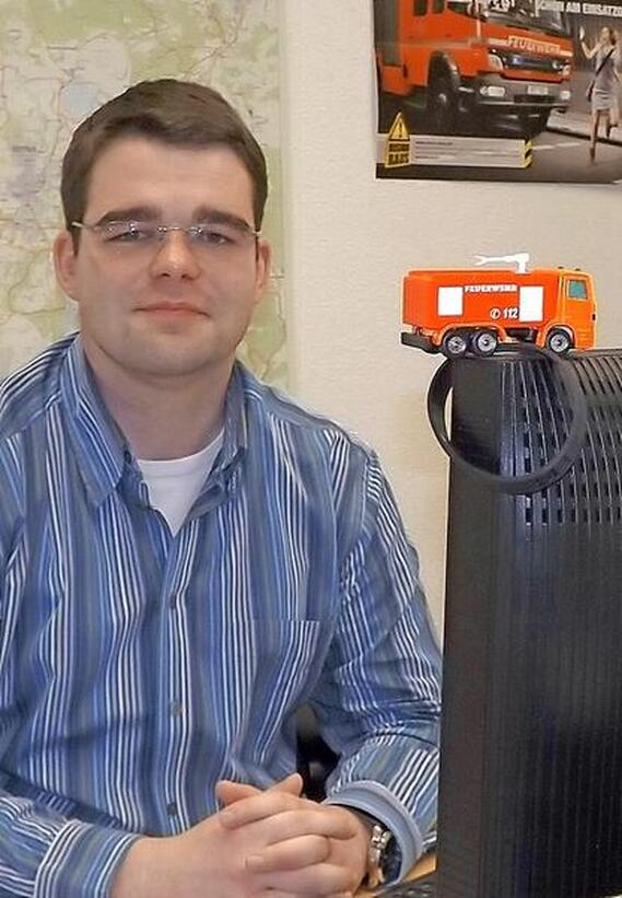 Feuerwehr auch am Arbeitsplatz: Der amtierende Kreisjugendfeuerwehrwart Robert Buder arbeitet als Sachbearbeiter Zivilschutz in der Kreisverwaltung Spree-Neiße.