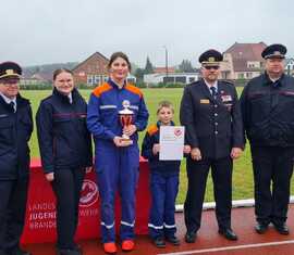 Übergabe des Pokals bei der Siegerehrung 1. Platz JF Trebendorf