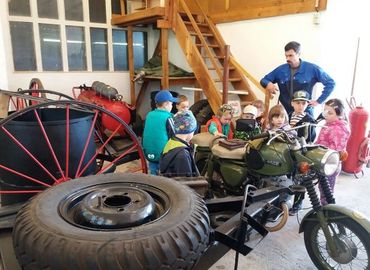 In das Kinder- und Jugendausbildungszentrum in Döbern ist auch ein kleines Feuerwehrmuseum integriert. Vor allem die einfache und mechanisch orientierte Technik ermöglicht es, den Kindern und Jugendlichen die Funktionsweise der Gerätschaften und Fahrzeuge einfach zu veranschaulichen.
Hier führt Kamerad Pult die Kinder der Kita Wirbelwind durch den Fuhrpark und erläutert die Aufgaben und Ausstattung eines KRAD