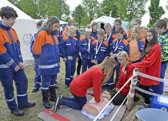 Die Jugendfeuerwehr des Amtes Burg hat am Wochenende im Lager der Jugendfeuerwehren in Neuendorf Erste Hilfe trainiert. Mitglieder des Jugendrotkreuzes aus Guben schulten sie.