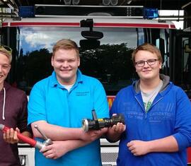 Staffelstabübergabe von Stefan Labahn (mitte) an die beiden neu gewählten Jugendsprecher Benjamin Zimmermann (links) und Felix Märzke (rechts)