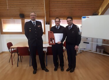 amt. Kreis&shy;jugend&shy;feuerwehrwart Stefan Kothe, Nico Hammel und Vorsitzender des Kreis&shy;feuerwehr&shy;verbandes Spree-Neiße e.V. Robert Buder v.l.