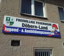 Endlich schmückt das Jugend- und Ausbildungszentrum auch ein offizielles Schild