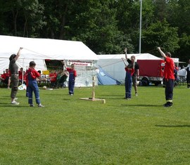 Hier war das zusammenarbeiten von hoher Wichtigkeit. Holzkötzer mussten mit einem Haken eingesammelt und gestapelt werden.