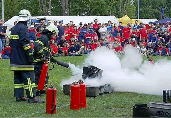 Löschvorführungen standen im Kreisjugendlager der Feuerwehren des Landkreises Spree-Neiße in Kolkwitz auf dem Plan.