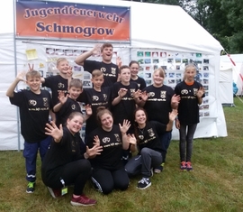 Gruppenbild der Schmogrower Jugendfeuerwehr mit Mary in ihrer Mitte im 20. Kreisjugendlager.