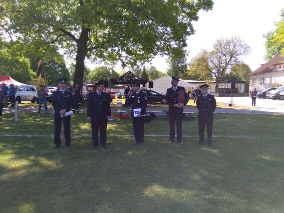 Im Rahmen des Bügermeisterpokales der Gemeinde Neuhausen/Spree in Sergen wurde Tobias Laurisch aus dem Vorstand der Kreis&shy;jugend&shy;feuerwehr Spree-Neiße verabschiedet. Tobias Laurisch war Fachbereichsleiter Jugendforum.