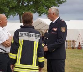 Austausch zu Ablauf des Jugendlagers zwischen Amtswehrführer Döbern- Land, Amtsdirektorin und Lagerleiter