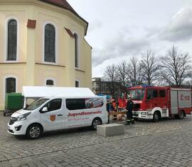 Der Jugendfeuerwehrbus vor dem TSF-W der Ortswehr Horno auf dem Marktplatz an der Stadtkirche