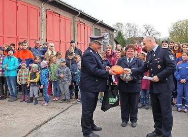 Tag der offenen Tür am Samstag im Brand- und Katastrophenzentrum von Döbern-Land, das künftig als Jugendfeuerwehr-Ausbildungszentrum für die jungen Feuerwehrfreunde genutzt werden soll. Kreisbrandmeister Wolfhard Kätzmer brachte etwas Spielzeug für die Kinder mit, Amtsjugendwartin Nanett Kusch und Amtswehrführer Lars Mudra nahmen die Mitbringsel entgegen.