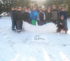 Bau einer Schneeskulptur (Gewürzgurke) - der Teilnehmer aus Spree-Neiße.