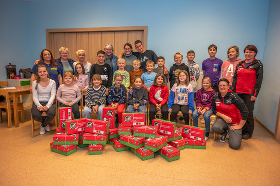 Die Krischower Jugendfeuerwehr mit den gepackten Weihnachpäckchen