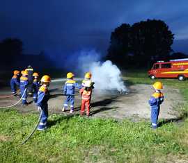 Brandbekämpfung eines Palettenbrandes in Sergen