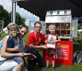 FBL Kinder in der Feuerwehr und Brandschutz&shy;erziehung erläuterte vielen Gästen am Rauchdemohaus was bei einm Brand im Wohnhaus zu beachten ist.