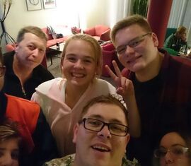 Gruppenselfie nach der Mottoparty der Landesjugendfeuerwehr Brandenburg.