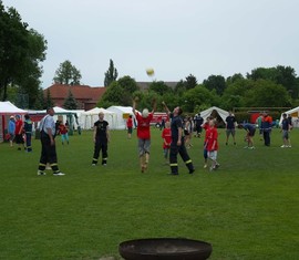 Gemeinsame Ballspiele auf dem Zeltplatz