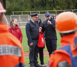 Währen der Eröffnung wird dem Wertungsrichter Norman Schlüter recht herzlich zu seinem Geburtstag durch den Vorstandsvorsitzenden Robert Buder gratuliert