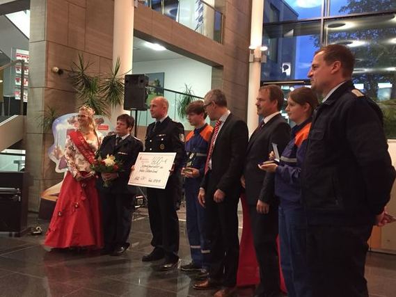 Stolz nahmen die Vertreter der Jugendfeuerwehr und der Freiwilligen Feuerwehr des Amtes Döbern-Land den Scheck entgegen.