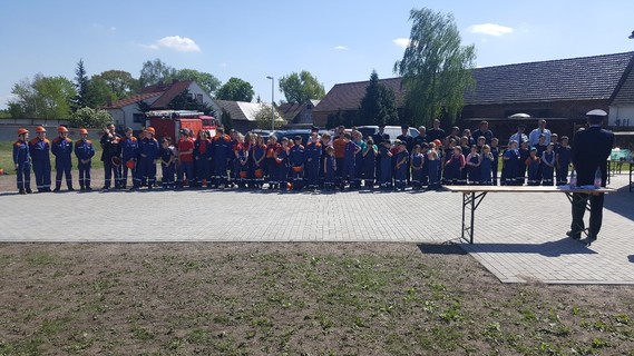 Gruppenbild aller Teilnehmer der Abnahme der Jugendflamme Stufe 1 und 2