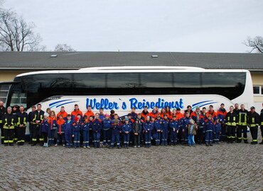 Gruppenbild vor dem Reisebus