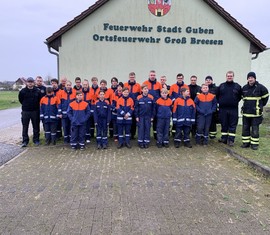 Gruppenbild aller Teilnehmer des Berufsfeuerwehrtages der Jugendfeuerwehr Guben