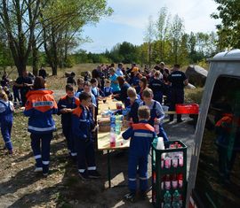 Versorgung mit Bockwurst, Wiener und roter Brause nach getaner Arbeit am Ehrenhain