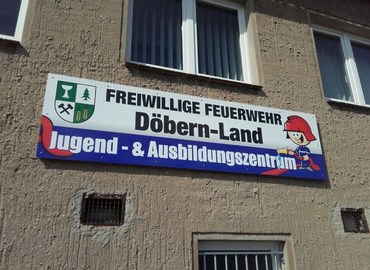 Endlich schmückt das Jugend- und Ausbildungszentrum auch ein offizielles Schild