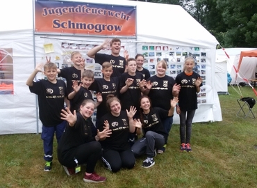 Gruppenbild der Schmogrower Jugendfeuerwehr mit Mary in ihrer Mitte im 20. Kreisjugendlager.