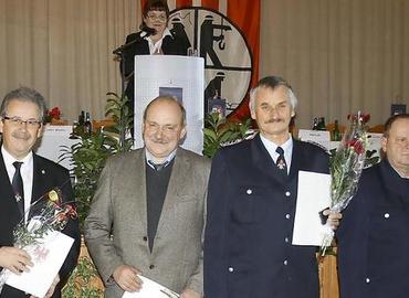 Auch Harald Altekrüger, Manfred Dommaschke, Reimund Schwarze sowie Bernd Zill aus Drebkau erhielten die Medaille für 40-jährige Mitgliedschaft bei der Freiwilligen Feuerwehr.