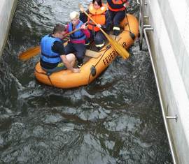 Schleusendurchfahrt mit dem Schlauchboot