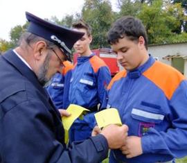 Der Abnahmeberechtigte der Deutschen Jugendfeuerwehr Kam. Schützke übergibt die Jugendfeuerwehrausweise.