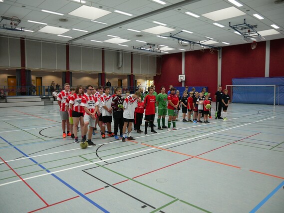 Aufstellung der 6 teilnehmenden Mannschaften bei,m 6. Hallenfußballturnier in Forst (Lausitz)