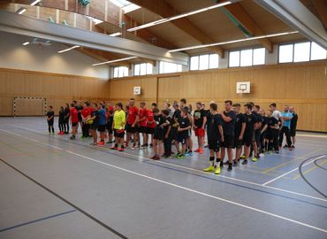 Die Teilnehmenden Mannschaften bei der Eröffnung des 4. Hallenfußballturnieres der Kreis­jugend­feuerwehr Spree-Neiße