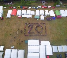 Gruppenbild und Startvorbereitungen der Luftballonaktion anlässlich des zwanzigsten Jubiläums des Kreisjugendlagers
