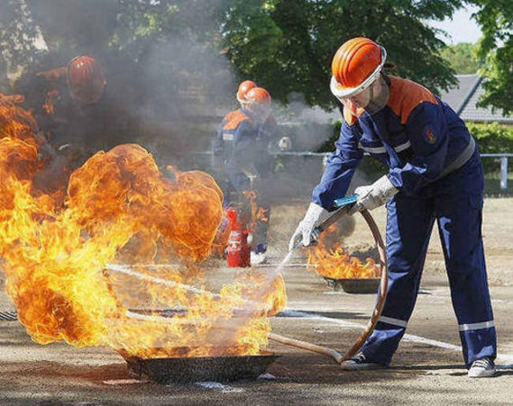 Junge Feuerwehrleute aus Gahlen (r) und Boblitz auf der Stafette beim Feuerlöschen mit der Kübelspritze.