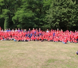 Gruppenbild aller Teilnehmer mit den neuen T-Shirts für die Kid´s