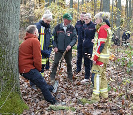 Wie kann einem Verletzten Waldspaziergänger oder Waldarbeiter mit Mitteln aus dem Wald geholfen werden