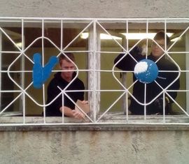 Fenster der Kegelbahn vor dem Neuanstrich.