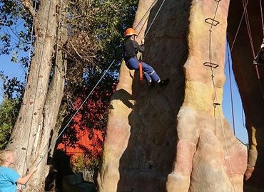 Jasper beim Abseilen vom Kletterfelsen