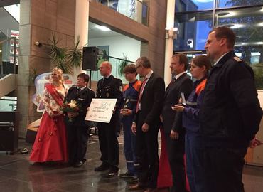 Stolz nahmen die Vertreter der Jugendfeuerwehr und der Freiwilligen Feuerwehr des Amtes Döbern-Land den Scheck entgegen.